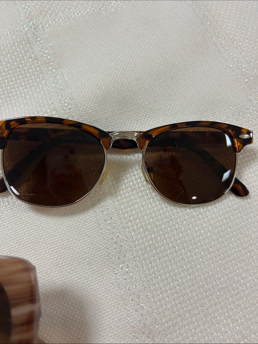 Brown Tortoiseshell and Light Brown Women’s Sunglasses - Stylish UV Shades image 3
